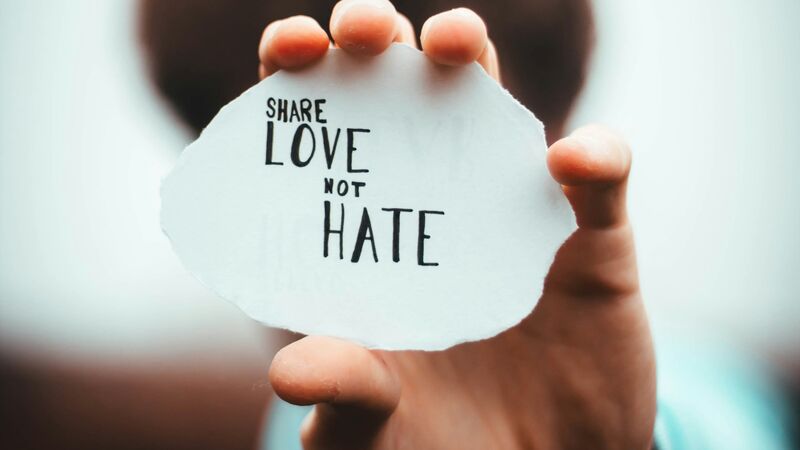 Tekst op papier "Share love not hate"